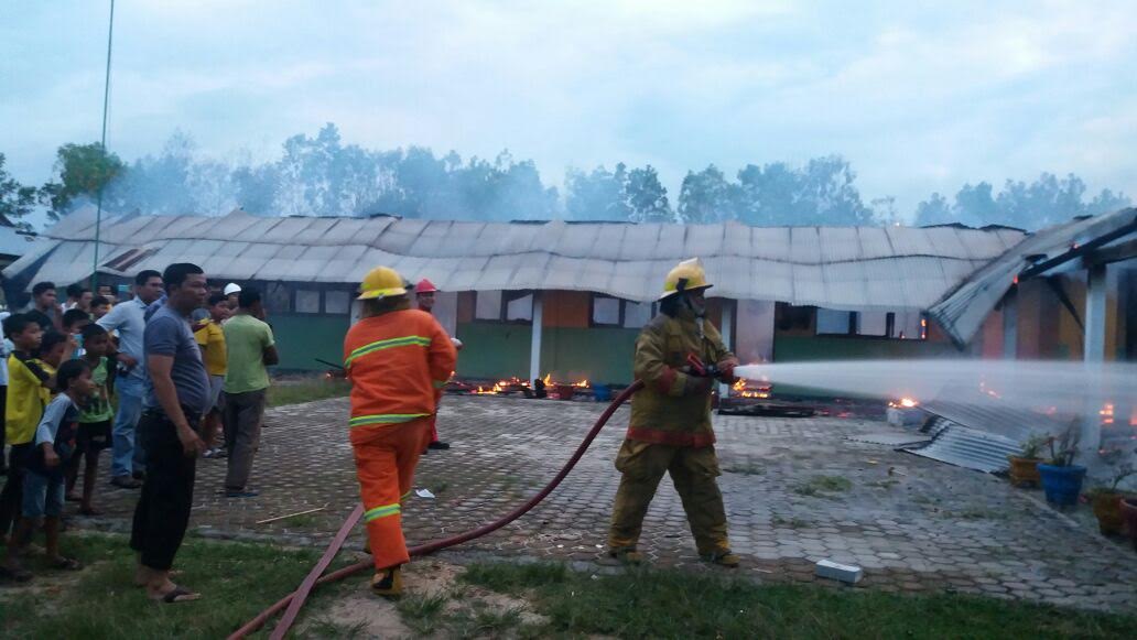 Sekolah Tk Kampar Terbakar Gedung Gambar