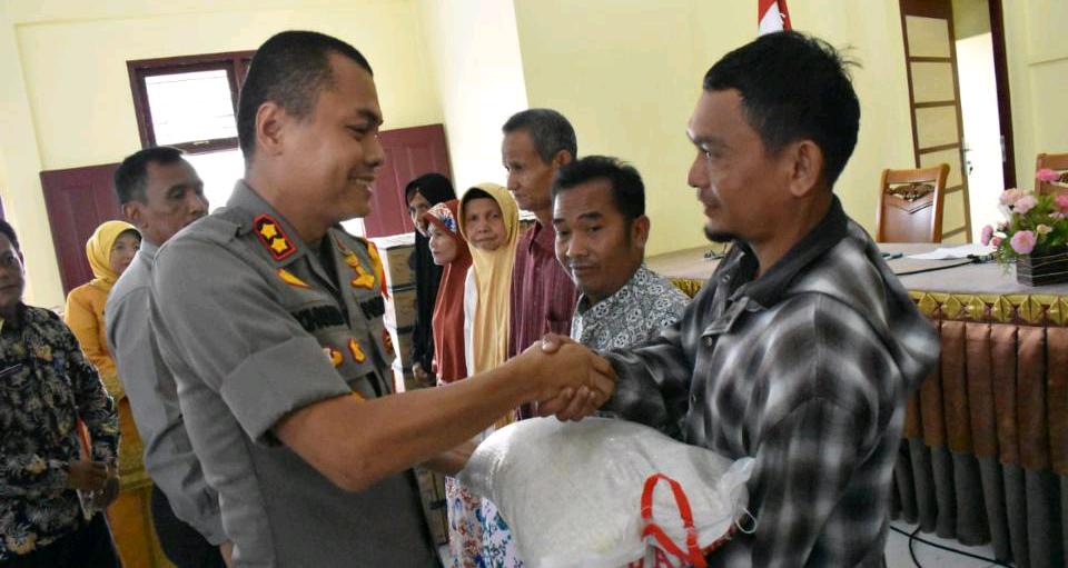 100 Warga Kurang Mampu Dapat Bantuan Sembako dari Kapolres Kampar