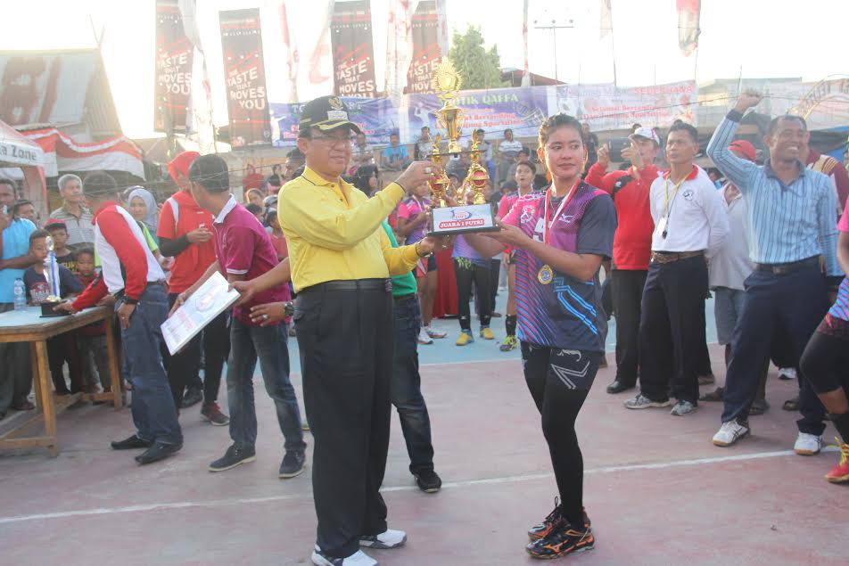 Bupati Wardan Serahkan Hadiah Turnamen Voli Ball Pemuda Keritang Cup 1
