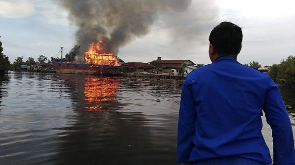 Di Dumai Kapal Kayu Angkut Sembako Terbakar