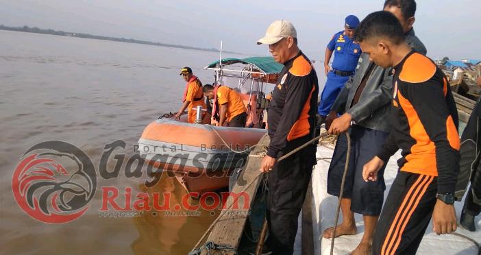 Pompong Pengangkut Pasir Tenggelam di Perairan Indragiri, Balita Hilang