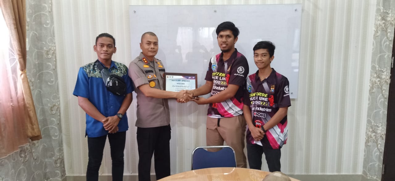 Ketua Tim Stuntride Police Line 2000 Serahkan Sertifikat Apresiasi Kepada Kapolres Kampar