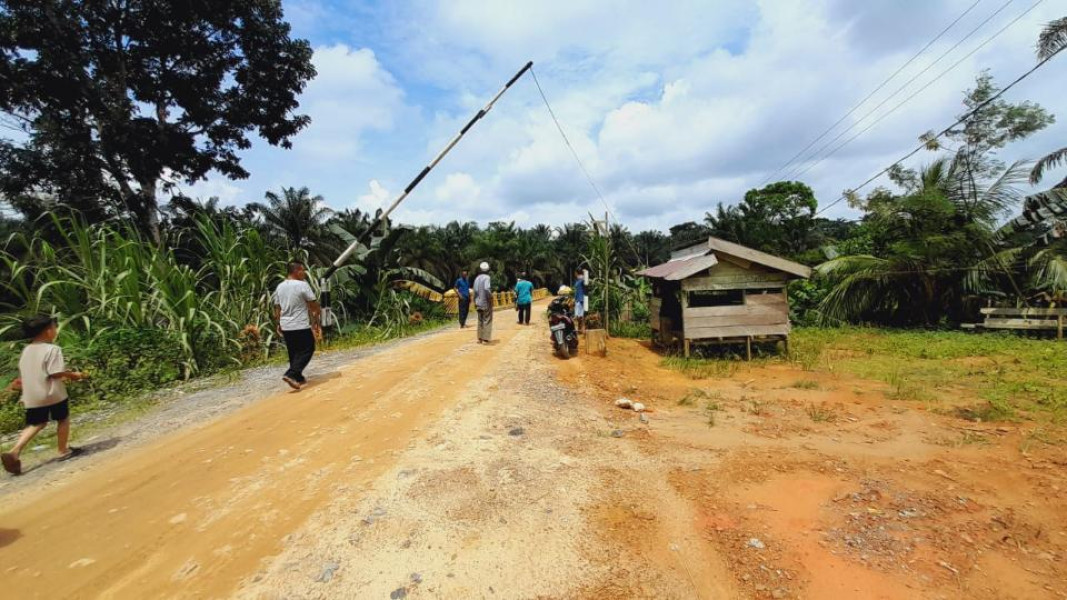 Pungutan Iuran Mobil Pengangkut Sawit, Masyarakat Desa Keritang Hulu: Untuk Perawatan Jalan