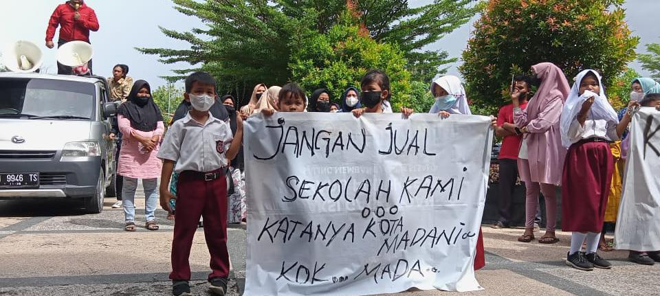 Siswa SDN 01 Demo di Depan Kantor DPRD Kota Pekanbaru 'Jangan Jual Sekolah Kami'