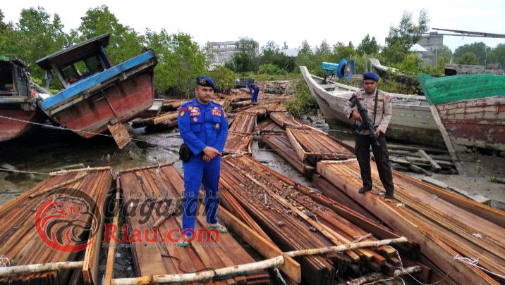 Polairud Polda Riau Amankan 20 Ton Kayu Olahan Hasil Ilog di Perairan Bengkalis