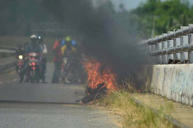 Diduga Bawa BBM, Sepeda Motor Terbakar di Jembatan Getek