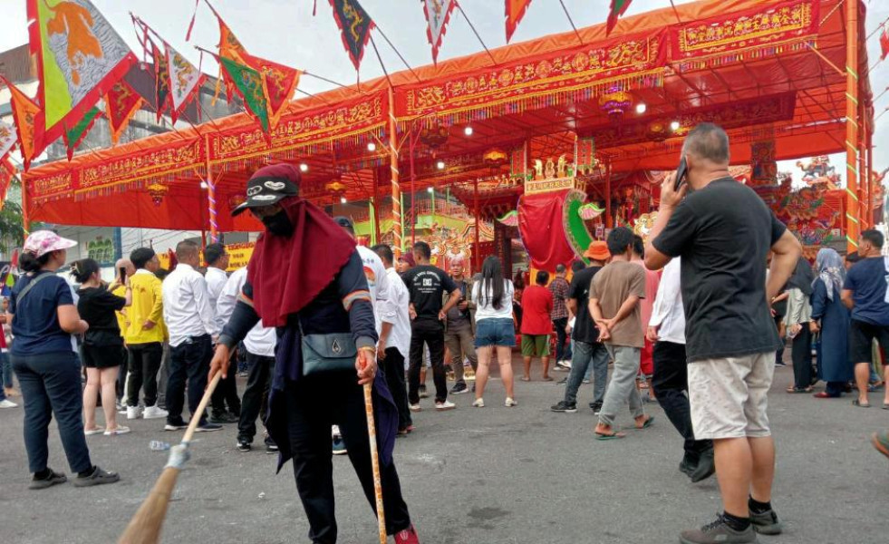 DLH Kerahkan 600 Petugas Selama Ritual Bakar Tongkang