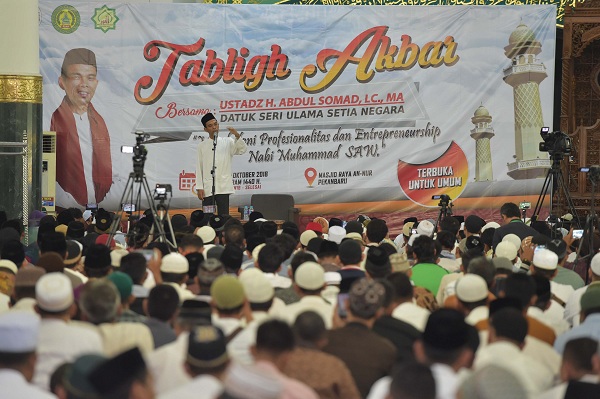 Ustadz Abdul Somad Isi Ceramah Tabligh Akbar Tajaan FKIJK Riau