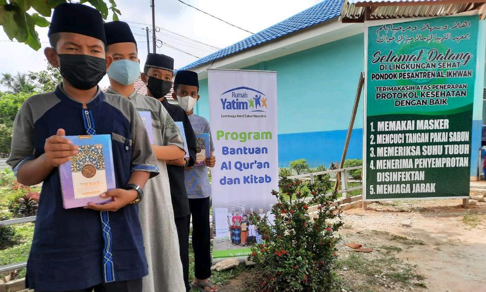 Ratusan Paket Al-Qur'an Disalurkan ke Ponpes Pekanbaru dan Kampar