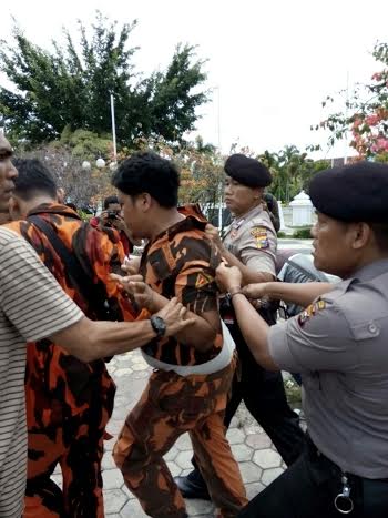 Hadang Pendemo Bawa Sajam, Oknum Ormas di Riau Diamankan Polisi
