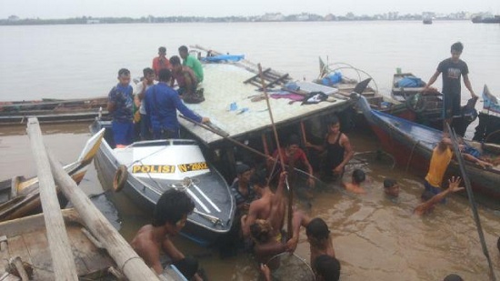 Mesin Mati Mengakibatkan Tenggelamnya Kapal Bermuatan Kelapa Bulat