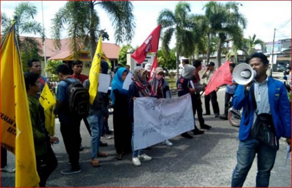 Saat Sidang DTT di PN Pekanbaru, Mahasiswa Desak Penegak Hukum Adili Bupati HM Harris & Anaknya