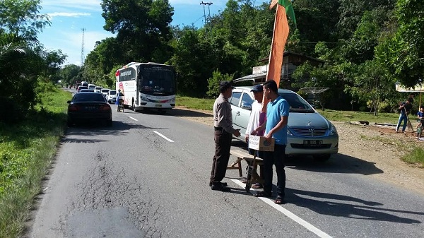 Polres Kampar Himbau Pengendara Parkir Dibadan Jalan Antisipasi Puncak Arus Balik