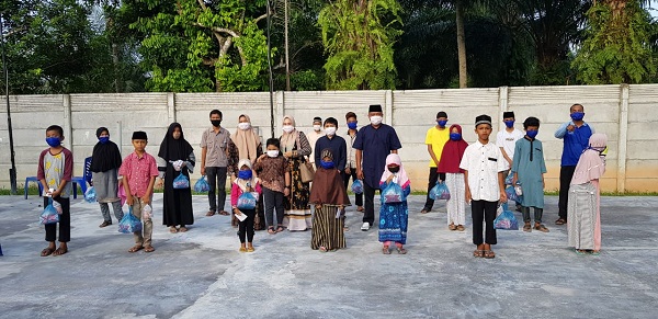 Kompak Bersama Istri, Ketua Fraksi Demokrat di DPRD Pekanbaru ini Aktif Bagikan Sembako