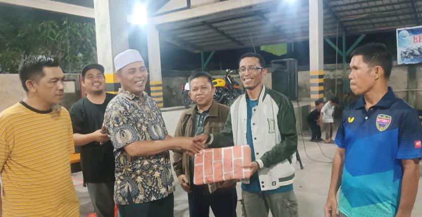 Rayakan HUT RI ke 79, Haji Herman Serahkan Hadiah Berbagai Perlombaan di Jalan Trimas