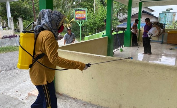 Anggota Fraksi Golkar DPRD Pekanbaru Ini Turun Langsung Semprot Disinfektan Rumah Warga