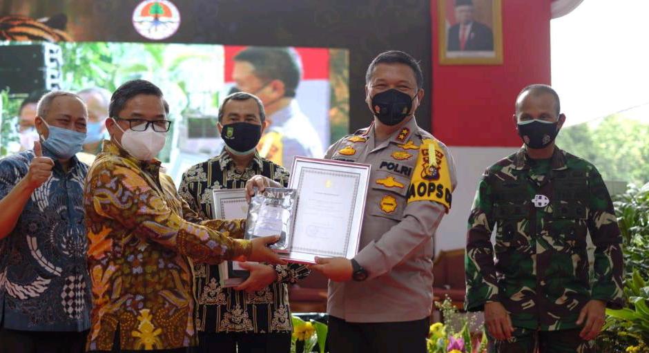 Kapolda Riau Terima Penghargaan atas Buku Bonita Sang Raja Hutan Inhil