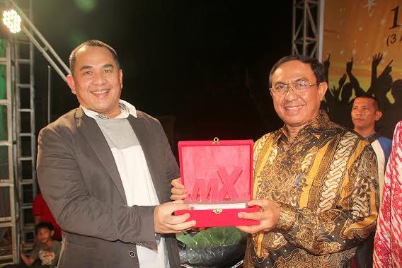 Bupati Terima Award Pekanbaru MX Kategori Peduli Peyelamat Hutan Manggrove