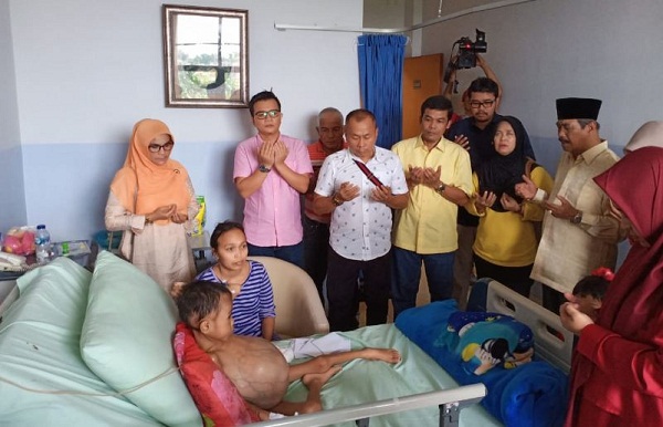 Anggota DPRD Pekanbaru dari Fraksi Golkar Kunjungi Penderita Tumor Ginjal
