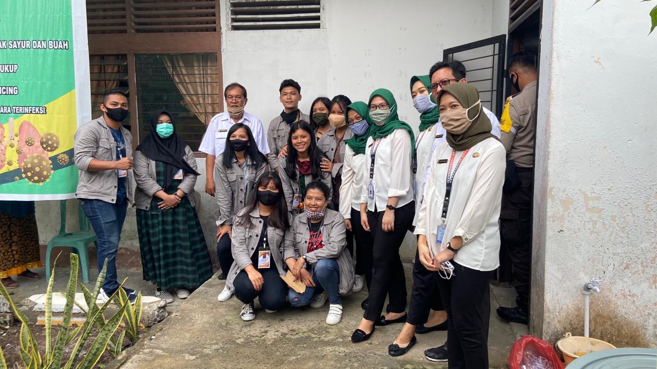 Mahasiswa KKN Universitas Riau Bantu Penerapan Protokol Kesehatan Saat Pembagian BLT di Sei Pinang