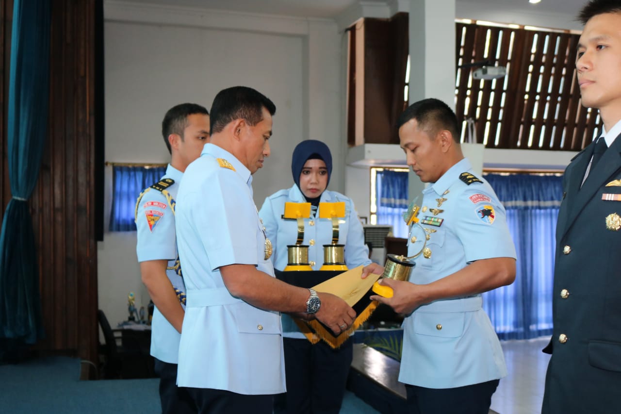 Mayor Pnb Made Yogi Indra Prabowo dari Lanud Rsn Jadi Lulusan Terbaik Seskoau A-56