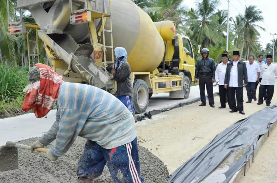 Bupati Inhil Tinjau Langsung Proyek Pengerjaan Jalan Teluk Pinang- Sungai Luar.