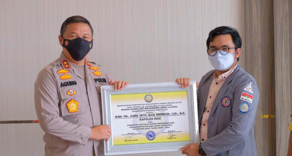 Kapolda Riau Terima 2 Penghargaan dari BEM se-Riau