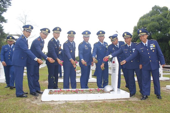 Peringati Hari TNI AU ke-71, Lanud Rsn Lakukan Ziarah