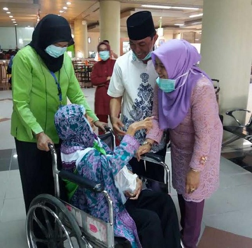 Bupati Wardan Beserta Istri Jemput Kedatangan Jemaah Haji Haji Asal Inhil