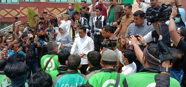DPRD Riau Bagikan Handsanitizer Kepada Pengumudi Ojol Cegah Virus Korona