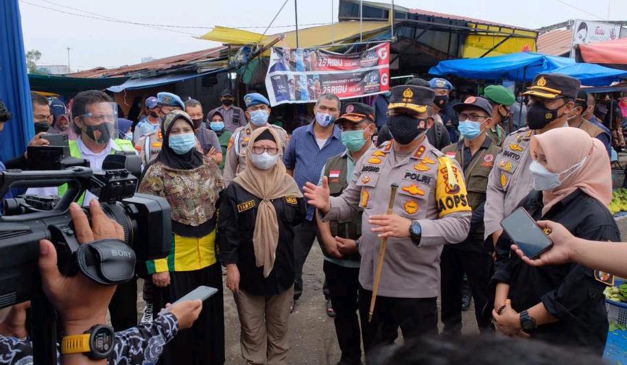 Tinjau Posko PPKM Pasar Cik Puan, Kapolda Riau Ajak Bangun Gerakkan Ekonomi