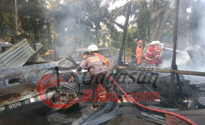 Gudang di Desa Rimbo Panjang Terbakar Hanguskan 3 Mobil dan 2 Sepeda Motor
