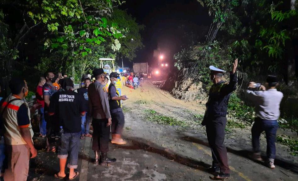 Longsor di KM 77 Jalan Lintas Riau Sumbar