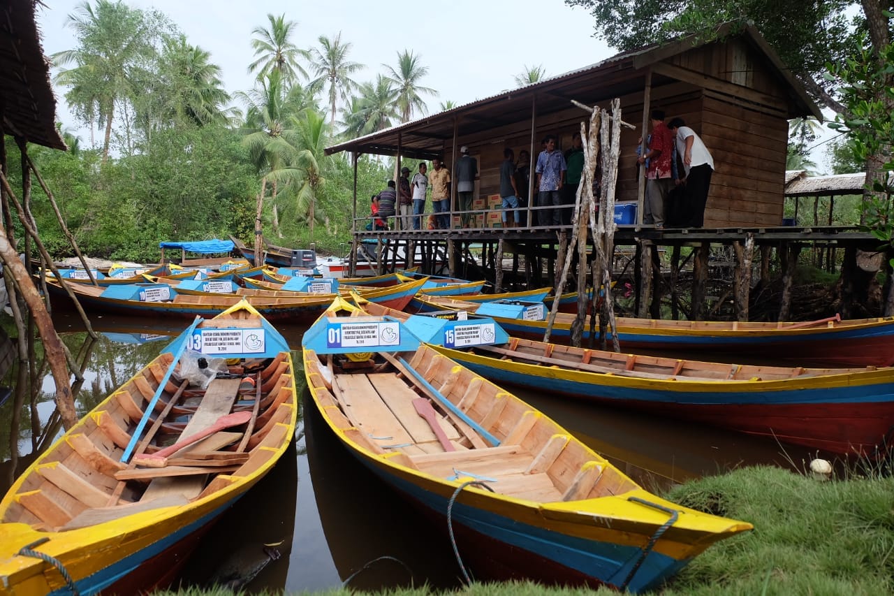 Nelayan di Mandah Terima Bantuan 15 Perahu Motor dan Alat Tangkap Ikan