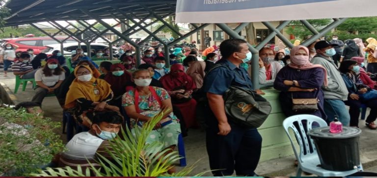 Blunder, Kerumunan Saat Vaksinasi Massal di Mandau Potensi Klaster Baru