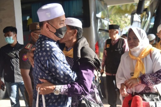 Kedatangan Jamaah Haji Kloter Pertama Di Embarkasi Batam, Disambut Langsung Oleh Pj.Bupati Inhil Herman