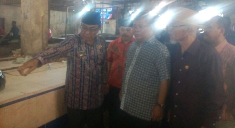 Bupati Inhil Dampingi Anggota DPRD Provinsi Riau Tinjau Pasar Terapung