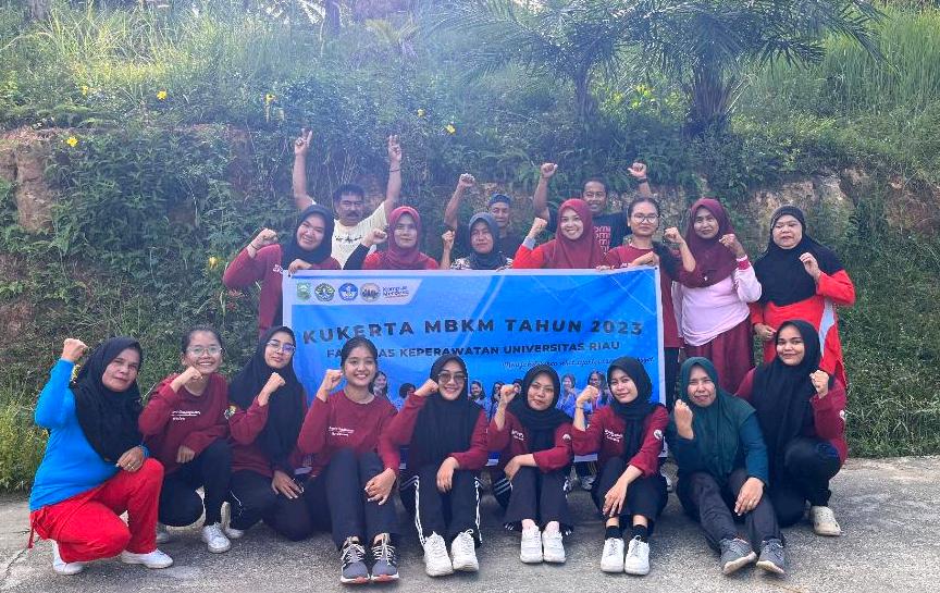 Mahasiswi KKN MBKM Fakultas Keperawatan Universitas Riau Cegah Hipertensi dan Pengecekan Kesehatan Gratis