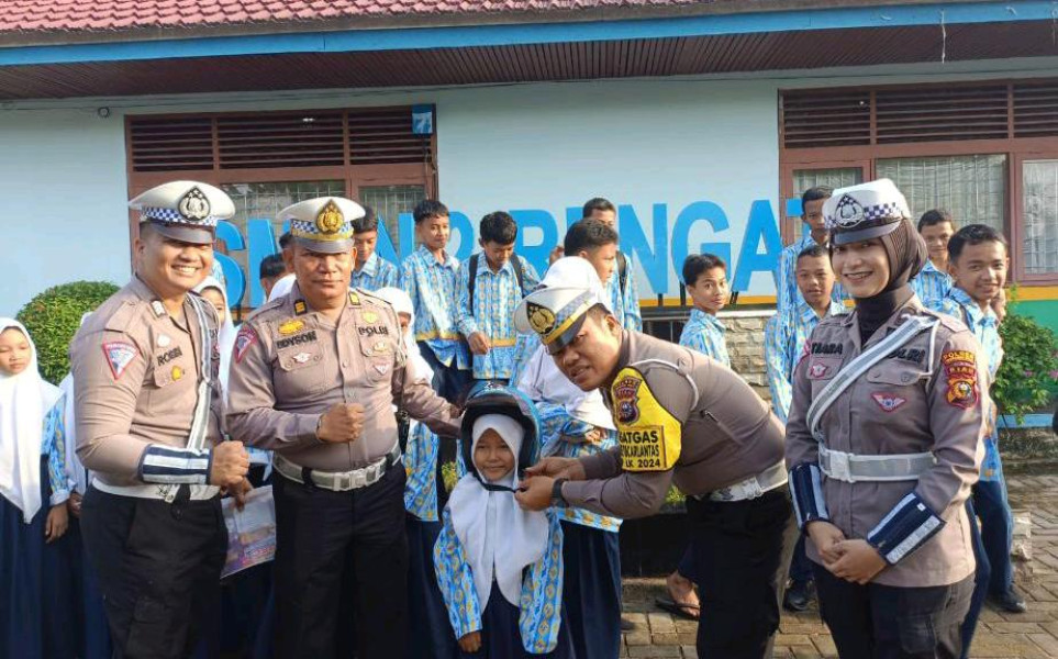 Satlantas Polres Inhu Bagikan Helm Gratis dan Sosialiasi Lomba Konten Video Riau Adalah Kita