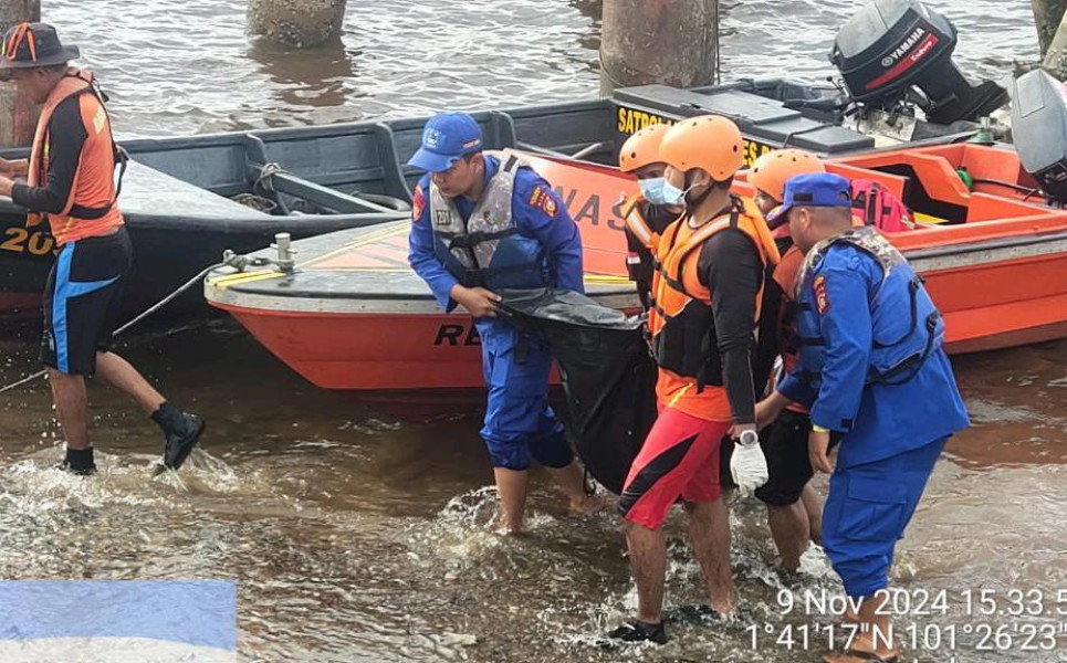 Tim SAR Gabungan Evakuasi Jasad laki-laki yang Mengapung di Pelabuhan Pelindo Dumai