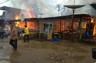 Kebakaran di Teluk Kiambang Inhil, 5 Bangunan Hangus