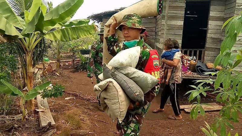TNI di Inhil Evakuasi Warga yang Bermukim di Lokasi Karhutla