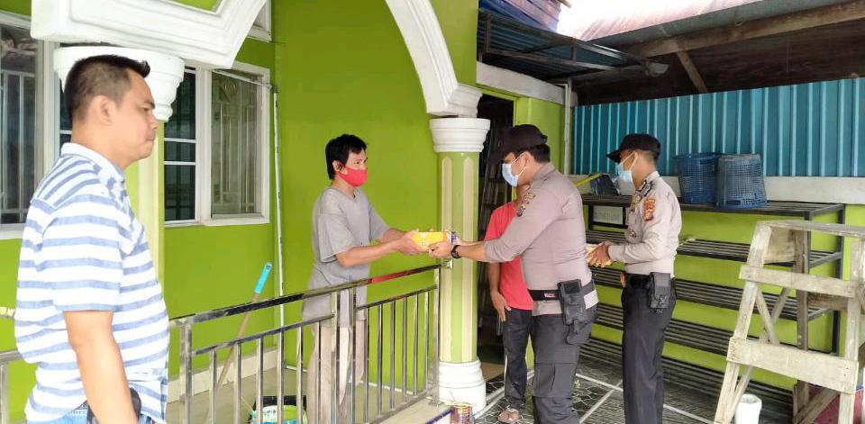Jumat Barokah, Polres Inhil Bagikan Nasi Kotak ke Marbot Masjid
