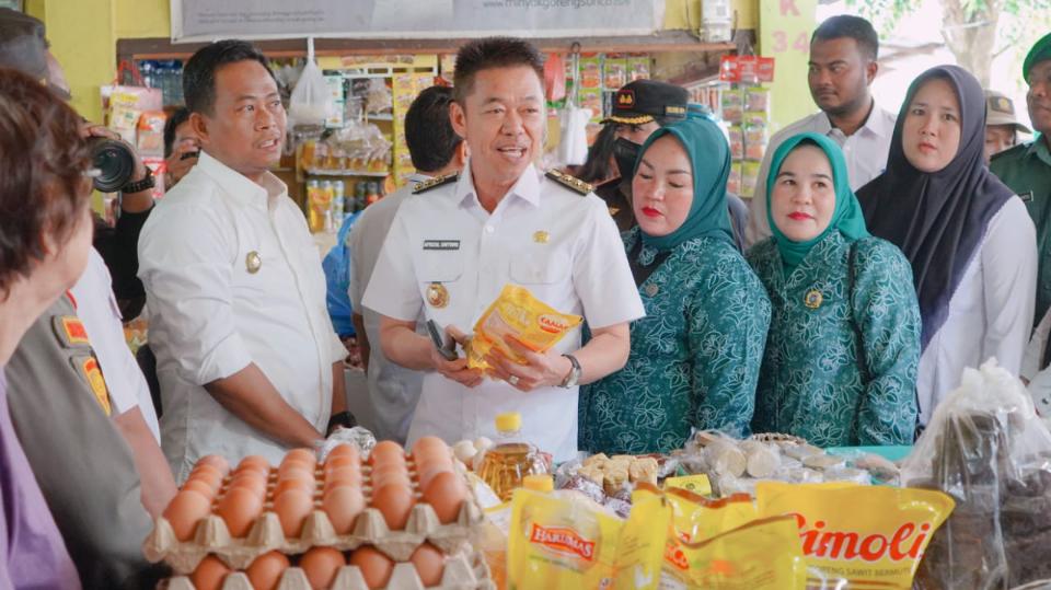 Cek Ketersediaan Sembako, Bupati Rohil Kunjungi Pasar Datuk Rubiah