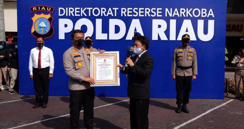 Berhasil Bongkar Sindikat Narkoba, Kapolda Riau Terima Trust Award
