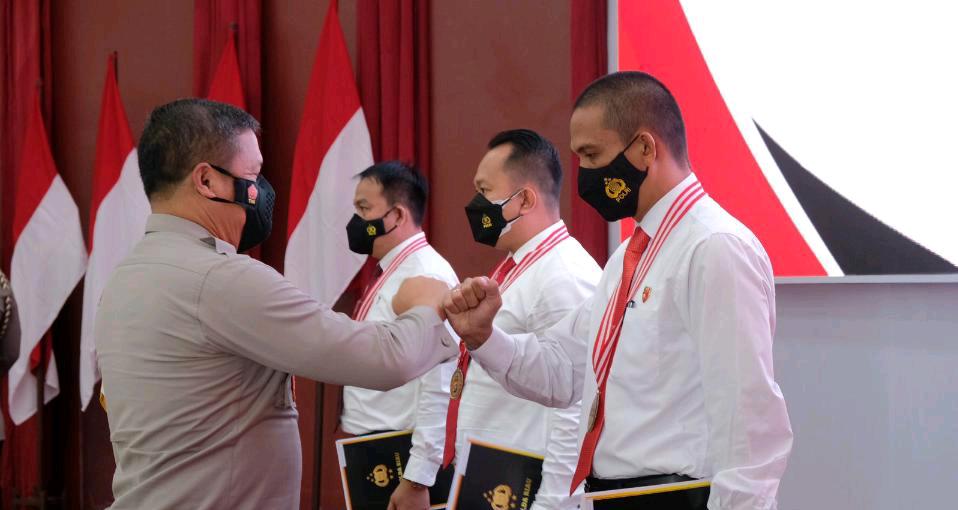41 Personel Berprestasi Terima Penghargaan Kapolda Riau