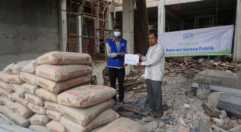 Rumah Yatim Berikan Bantuan Sarana Publik Mesjid Al Ikhlas