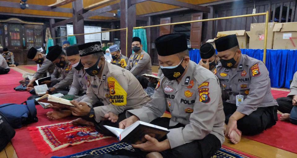 Kapolda Riau Ikuti Khotmil Qur'an di Masjid Jami' Air Tiris Kampar