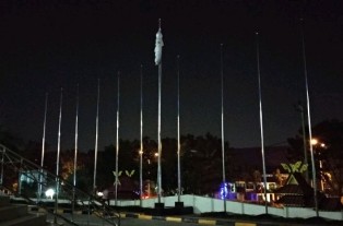 Semalam Ada Replika Pocong di Tiang Bendera Depan DPRD Riau, Ini Penjelasan BEM UR