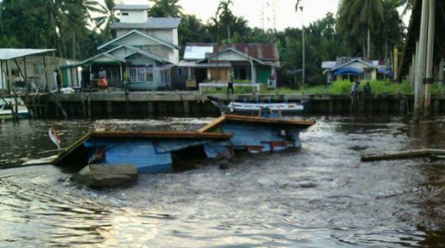 Kapal Motor Kayu KM Mulya Putri Tenggelam Di Kecamatan Mandah